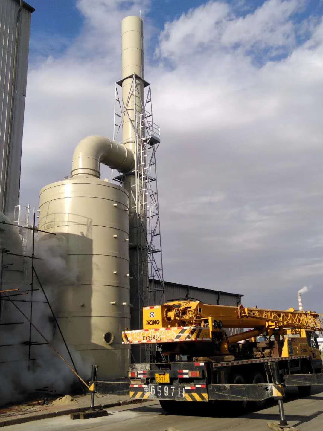 河(he)南某公司尾(wei)氣吸(xi)收(shou)墖(ta)